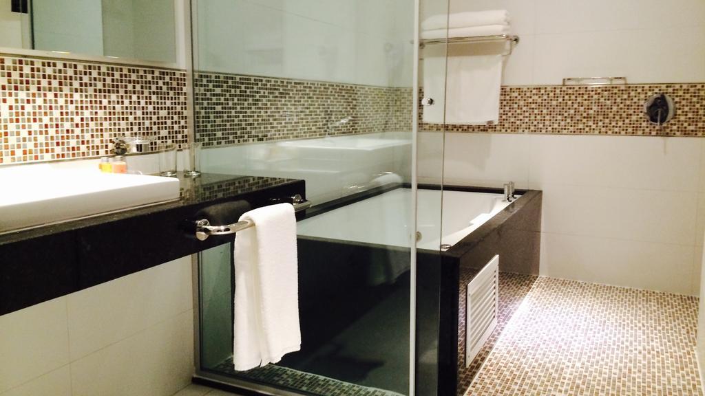 Carnaval Hotel Casino Энкарнасьон Номер фото A bathroom in a hotel