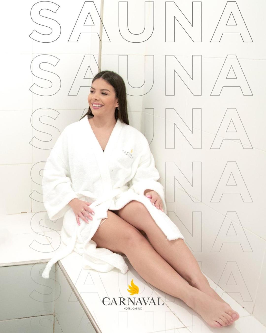 Carnaval Hotel Casino Энкарнасьон Экстерьер фото A woman wearing a bathrobe