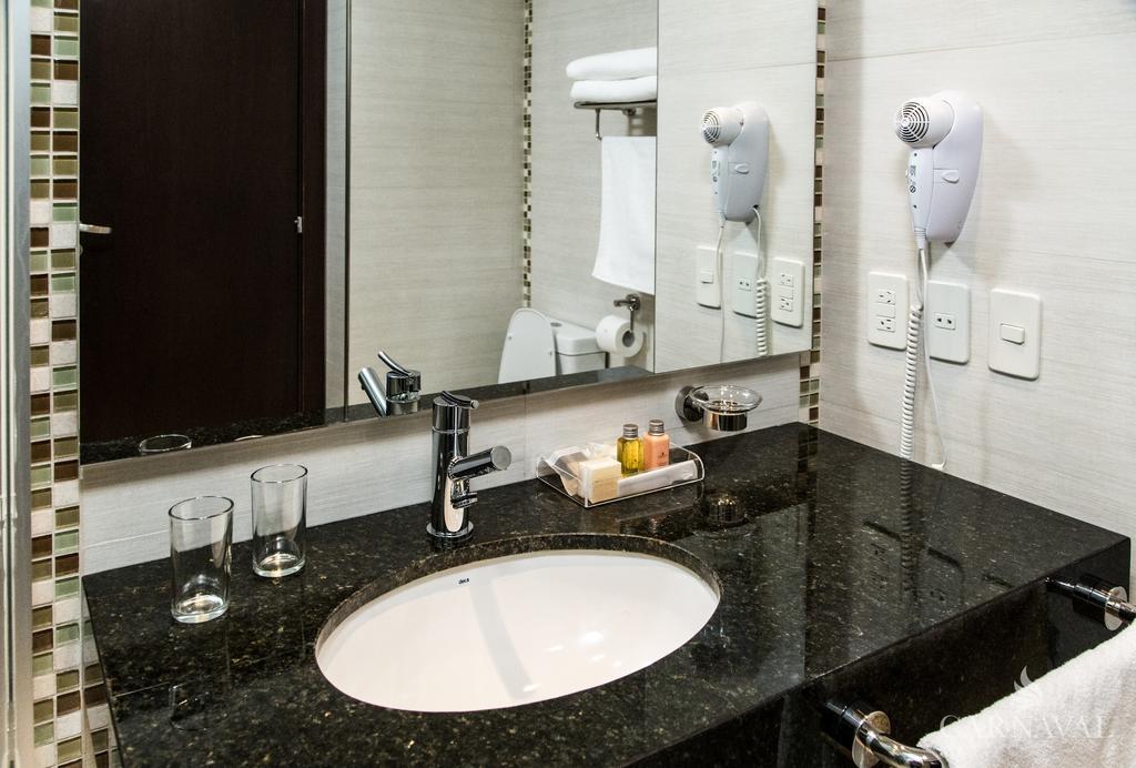 Carnaval Hotel Casino Энкарнасьон Экстерьер фото Bathroom