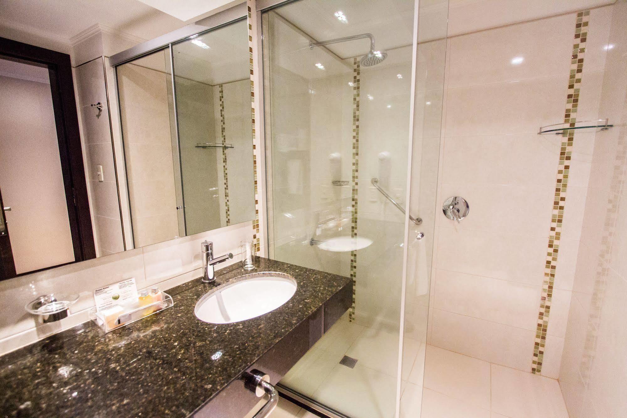 Carnaval Hotel Casino Энкарнасьон Экстерьер фото A shower cubicle